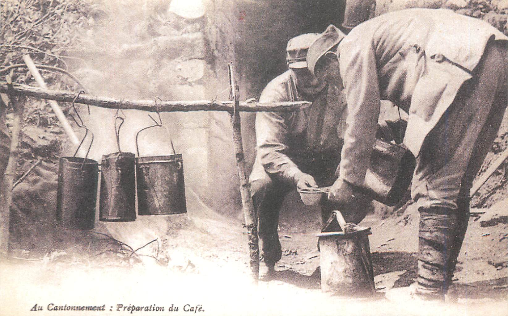 Au Cantonnement : Préparation du Café — Soldats en tenue d'été préparant du café près d'un feu de camp